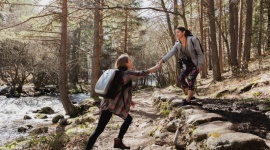 W górach bezpieczniej z polisą Turystyka, BIZNES - Jesień to idealna pora roku na wędrówki po górach. Wyruszając na szlak, warto zabrać ze sobą polisę turystyczną, która pomoże w wielu nieprzewidzianych sytuacjach.