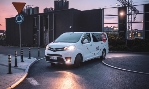 Busy osobowe CityBee ze strefą na Lotnisku Chopina Transport, BIZNES - Operator CityBee, który jako pierwszy w Polsce wprowadził usługę wynajmu 9-osobowych busów na minuty, uruchamia swoją strefę na Lotnisku Chopina.