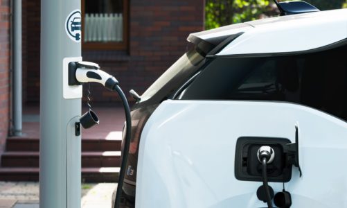 Najciemniej pod latarnią – polski sposób na powszechną infrastrukturą ładowarek dla samochodów elektrycznych