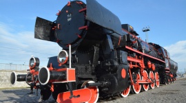Stoi w Legnicy lokomotywa (dla wszystkich) Transport, BIZNES - Zakończyła się renowacja lokomotywy Ty2-540, która od ponad dwóch miesięcy stoi przed dworcem w Legnicy. Od dziś będzie dostępna dla wszystkich zwiedzających.