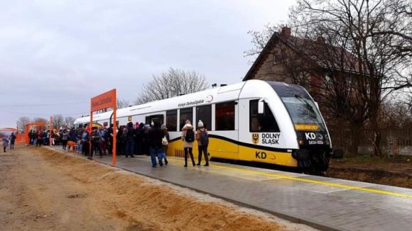 Koleje Dolnośląskie pojadą do Bielawy Turystyka, BIZNES - Od 15 grudnia mieszkańcy Bielawy mogą pociągiem dojechać do Legnicy i Wrocławia. Kolej powraca do miasta po 42 latach.