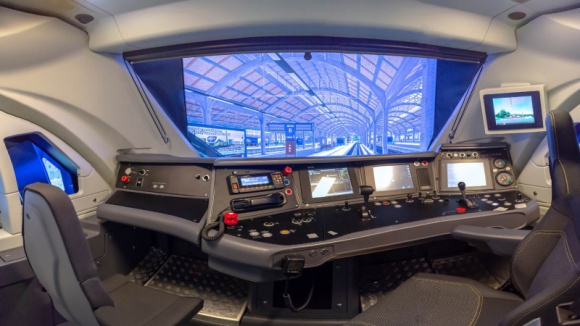 Zostań maszynistą Kolei Dolnośląskich – aukcje WOŚP trwają! Transport, BIZNES - 28. Finał Wielkiej Orkiestry Świątecznej Pomocy jest już za nami, ale na miłośników kolei wciąż czekają ciekawe aukcje, które wspierają zbiórkę. Wśród nich przejazd pociągiem Impuls 45WE w kabinie maszynisty oraz szkolenie na najnowocześniejszym symulatorze kolejowym w Polsce.