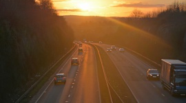 W trasę i delegację służbową – karta hybrydowa Shell Card Plus Transport, BIZNES - Karty paliwowe na przestrzeni ostatnich lat zmieniły swoją rolę, przeobrażając się w kompleksowy zestaw usług niezbędnych w trasie.