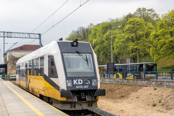 Kąty Wrocławskie dofinansują połączenia Kolei Dolnośląskich Transport, BIZNES - Dzięki dofinansowaniu gminy Kąty Wrocławskie do Wrocławia kursować będą, aż 32 pary pociągów. Większa liczba składów pojawi się na torach po wiosennej korekcie rozkładów jazdy, która wejdzie w życie 15 marca 2020 r.