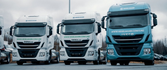 Grupa Hegelmann kupuje pojazdy ciężarowe napędzane skroplonym gazem LNG Transport, BIZNES - Grupa Hegelmann, niemiecka firma transportowa i logistyczna, zakupiła pięć samochodów ciężarowych napędzanych skroplonym gazem ziemnym (LNG). Planuje się, że do 2025 roku takie ciężarówki będą stanowić co najmniej 20 procent floty pojazdów firmy
