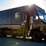 UPS przyspiesza dostawy testów na koronawirusa