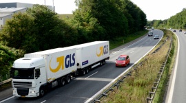 Międzynarodowa logistyka przesyłek w czasie epidemii koronawirusa Transport, BIZNES - Sieć GLS funkcjonuje sprawnie i stabilnie • Sieć GLS nieprzerwanie funkcjonuje zarówno w Europie jak i w Ameryce Północnej • Międzynarodowy transport liniowy nadal łączy Europę • Wprowadzone zostały nowe procedury umożliwiające bezkontaktowe doręczenia paczek