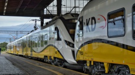 Koleje Dolnośląskie z nowymi przetargami na pociągi Transport, BIZNES - Dwa przetargi na zakup nowych pociągów hybrydowych i spalinowych ogłosiły Koleje Dolnośląskie. Spółka zdecydowała się zmienić zakres i liczbę postępowań, ponieważ wcześniejsza oferta na pojazdy hybrydowe przekraczała założony budżet.