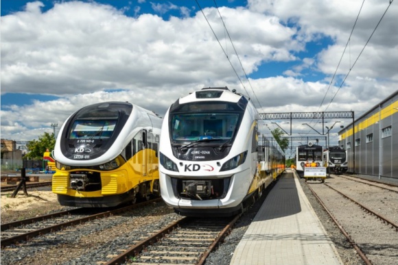 Są oferty na sfinansowanie nowych pociągów Kolei Dolnośląskich Transport, BIZNES - Koleje Dolnośląskie kontynuują proces inwestycji taborowych. Dolnośląski przewoźnik otrzymał oferty na kredyty, które mają zapewnić sfinansowanie nowych pociągów.