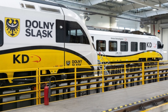 Koleje Dolnośląskie z przetargiem na projekt hali Transport, BIZNES - Koleje Dolnośląskie planują rozbudowę swojego zaplecza technicznego. Spółka ogłosiła przetarg na opracowanie dokumentacji projektowej hal serwisowych. Nowa infrastruktura umożliwi spółce samodzielne wykonywanie przeglądów i napraw taboru.