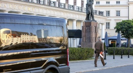 UPS WPROWADZA OPCJĘ DORĘCZEŃ W SOBOTY Transport, BIZNES - Firma UPS wprowadza opcję doręczeń w soboty UPS Saturday Standard® w odpowiedzi na rosnące zainteresowanie zakupami online wśród polskich konsumentów. Usługa zostanie wprowadzona na ośmiu największych rynkach europejskich.