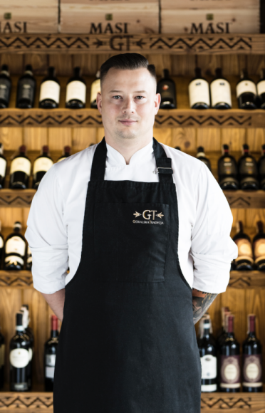 Góralska Tradycja z nowym szefem kuchni Turystyka, BIZNES - Kulinarna duma Zakopanego – restauracja Góralska Tradycja, wraz z początkiem lipca na nowo powitała miłośników niezwykłych smaków. Co więcej, wraz z ponownym otwarciem zmienił się także szef kuchni. Od lipca nad kulinarnymi doznaniami gości sprawował pieczę będzie Grzegorz Miśta.