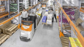 Kompletacja coraz bardziej zautomatyzowana Transport, BIZNES - I bez epidemii e-commerce było jednym z najszybciej rozwijających się sektorów gospodarki. Koronawirus stał się dodatkowym bodźcem do wzrostu w tym obszarze i upowszechnienia technologii kompletacji umożlwiających błyskawiczne przygotowanie towaru dla klienta.