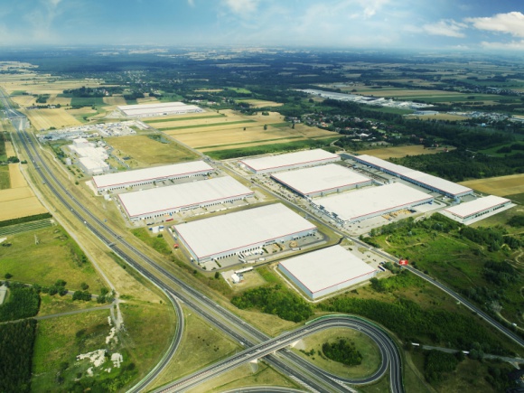 LPP dalej z SEGRO – e-commerce polskiego lidera branży odzieżowej ze Strykowa na Transport, BIZNES - Spółka LPP, topowa polska firma odzieżowa, właściciel rozpoznawalnych marek Reserved, Mohito, Cropp, House i Sinsay zdecydowała się na przedłużenie umowy najmu 46 600 m2 powierzchni magazynowej zlokalizowanej w SEGRO Logistics Park Stryków.