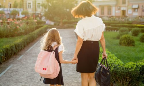 Powakacyjny niezbądnik pracującej mamy: Rozpoczącie roku szkolnego w 5 krokach