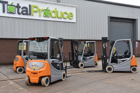 Wózki na nocną zmianę Transport, BIZNES - Giełdy owoców i warzyw obsługują interesantów w godzinach porannych. By przygotować obiekt i towar na ich przybycie, prace trwają zazwyczaj nocą. Jak wyposażane są wózki funkcjonujące w takich warunkach? Sprawdziliśmy na przykładzie hurtowni Total Produce w Southampton.