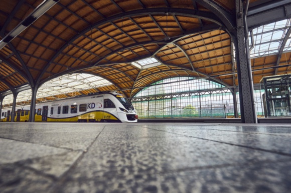 Darmowe przejazdy pociągami Kolei Dolnośląskich we Wrocławiu Transport, BIZNES - Na mieszkańców Wrocławia, którzy zdecydują się wybrać 22 września pociąg Kolei Dolnośląskich zamiast samochodu czekają darmowe przejazdy. To wszystko z okazji obchodzonego Międzynarodowego Dnia Bez Samochodu.