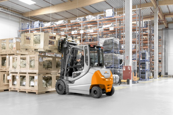 STILL RX 60-35/50 - Nowy poziom elektrotechnologii Transport, BIZNES - W roku swojego setnego jubileuszu STILL prezentuje rozwiązanie, które ma stać się nowym rozdziałem w historii wózków elektrycznych. Kompaktowy pojazd 80 V umożliwia realizację zadań wykonywanych dotychczas przez maszyny spalinowe taniej, wydajniej i bez emisji CO2.