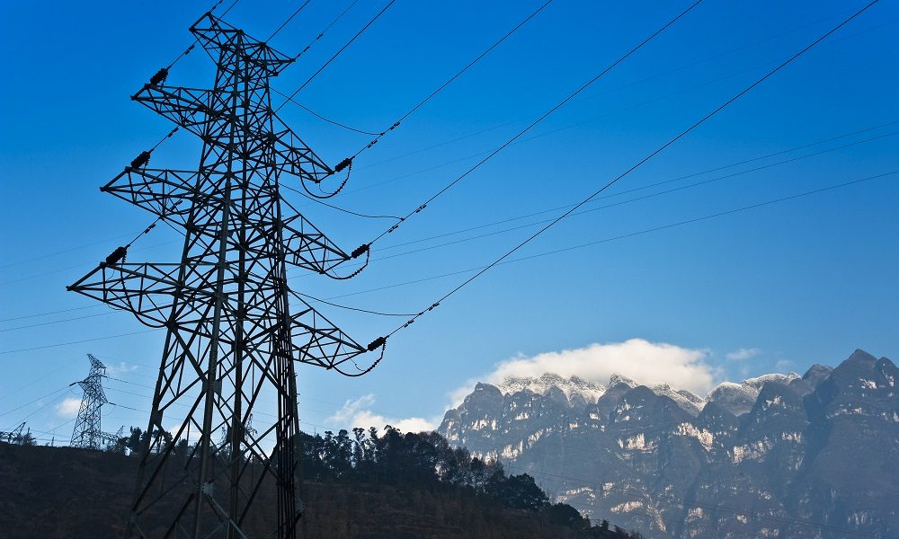 Elektryfikacja transportu, przemysłu i budownictwa może zredukować emisją CO2 o 60% – raport Eaton