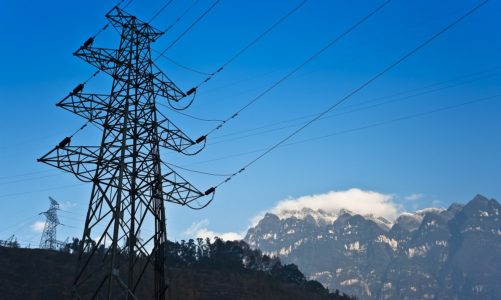 Elektryfikacja transportu, przemysłu i budownictwa może zredukować emisją CO2 o 60% – raport Eaton