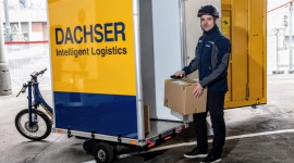 DACHSER dostarczy towary w Pradze elektrycznym rowerem Transport, BIZNES - DACHSER Czech Republic, oddział międzynarodowego dostawcy usług logistycznych, rozpoczyna pilotażowy projekt, którego celem jest zaopatrywanie obszaru centrum Pragi, przy użyciu elektrycznego roweru towarowego.
