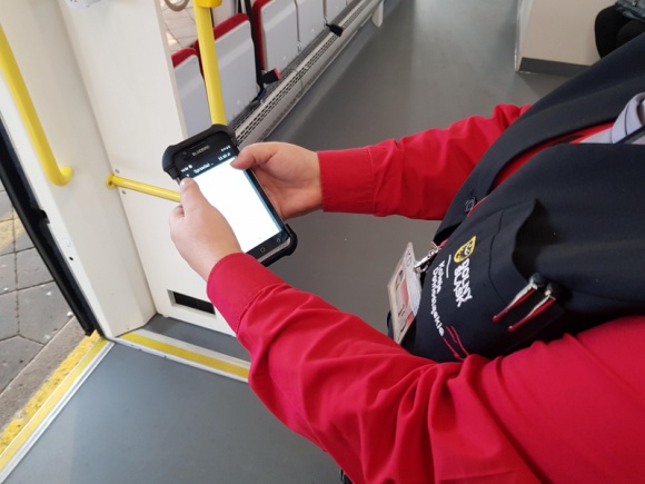 Szybsza sprzedaż biletów w pociągach Kolei Dolnośląskich Transport, BIZNES - Pasażerowie Kolei Dolnośląskich będą mogli szybciej i sprawniej kupować bilety w pociągach. To efekt wyposażenia załóg pokładowych w nowe zestawy konduktorskie, które będą służyły m.in. do sprzedaży i kontroli biletów.