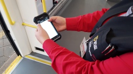 Szybsza sprzedaż biletów w pociągach Kolei Dolnośląskich Transport, BIZNES - Pasażerowie Kolei Dolnośląskich będą mogli szybciej i sprawniej kupować bilety w pociągach. To efekt wyposażenia załóg pokładowych w nowe zestawy konduktorskie, które będą służyły m.in. do sprzedaży i kontroli biletów.