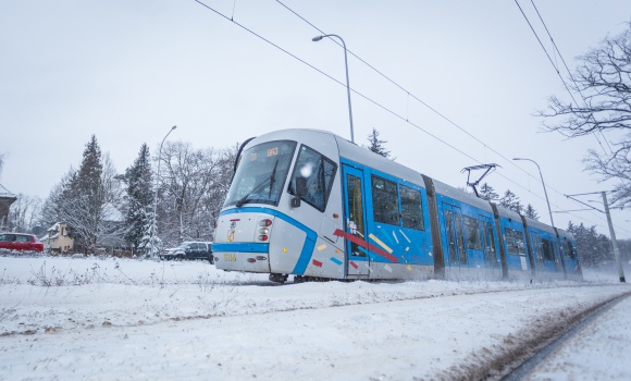 Gorący temat. Jak działa ogrzewanie tramwajów i autobusów MPK? Transport, BIZNES - Choć teoretycznie wciąż jest jesień, to we Wrocławiu nastał typowo zimowy krajobraz i… temperatury. Czują to zwłaszcza ci, którzy skoro świt muszą wyruszyć w drogę do pracy. Na szczęście wszystkie miejskie autobusy i tramwaje są ogrzewane.