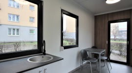 MPK inwestuje tam, gdzie motorniczy chodzi piechotą Transport, BIZNES - Nie tylko w nowy tabor i w remonty torowisk, ale także w wygodę swoich pracowników zainwestuje w 2021 wrocławskie MPK. W tym roku przewoźnik postawi 7 nowych, komfortowych punktów socjalnych i wyremontuje 4 kolejne.