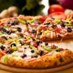 Supreme,Pizza,Lifted,Slice,1 Międzynarodowy Dzień Pizzy, czyli ulubione święto kulinarne Polaków