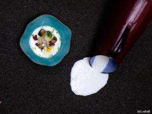 Maślanka chrzanowa, boczek pieczony, jajko 6 minutowe i tluczony ziemniak_Andrzej Polan Ziemniak, symbol polskiej kuchni. Niepozorne warzywo o wielkich możliwościach