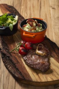 Puree z ziemniaków pieczonych w ognisku z stekiem grillowanym z karkówki lub wołowym Ziemniak, symbol polskiej kuchni. Niepozorne warzywo o wielkich możliwościach